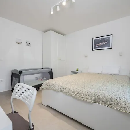 Lipa Korta - Family Apt, 15 Min Walk To Parentino & Pical Beaches Appartamento *