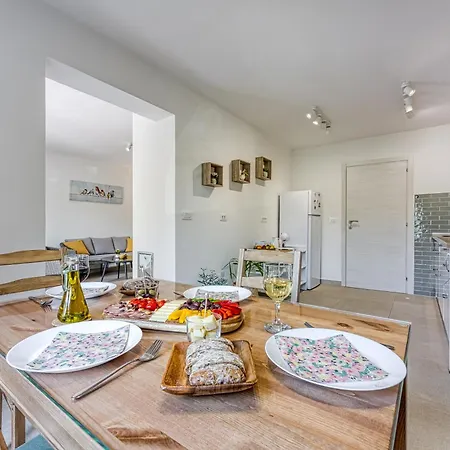 Lipa Korta - Family Apt, 15 Min Walk To Parentino & Pical Beaches Porec