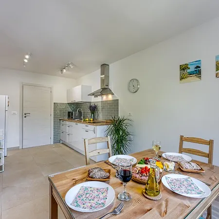 Lipa Korta - Family Apt, 15 Min Walk To Parentino & Pical Beaches * Poreč