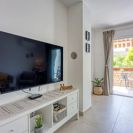 Lipa Korta - Family Apt, 15 Min Walk To Parentino & Pical Beaches