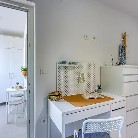 Lipa Korta - Family Apt, 15 Min Walk To Parentino & Pical Beaches Appartamento