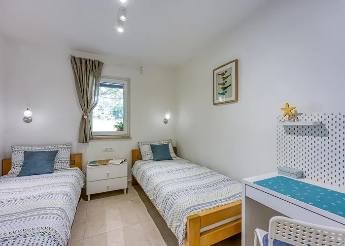 Lipa Korta - Family Apt, 15 Min Walk To Parentino & Pical Beaches *