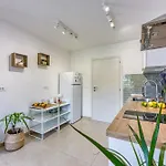 Lipa Korta - Family Apt, 15 Min Walk To Parentino & Pical Beaches *