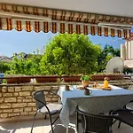 Daire Lipa Korta - Family Apt, 15 Min Walk To Parentino & Pical Beaches *
