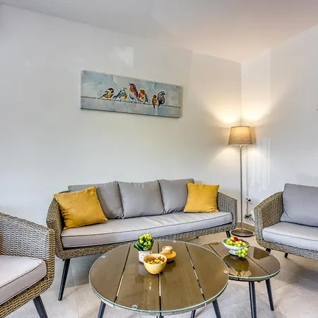 아파트 Lipa Korta - Family Apt, 15 Min Walk To Parentino & Pical Beaches 포레치