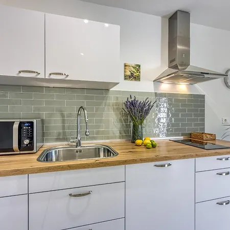 Lipa Korta - Family Apt, 15 Min Walk To Parentino & Pical Beaches 아파트 *