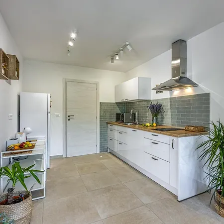 아파트 Lipa Korta - Family Apt, 15 Min Walk To Parentino & Pical Beaches 포레치