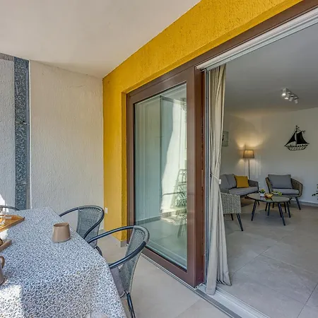 Lipa Korta - Family Apt, 15 Min Walk To Parentino & Pical Beaches