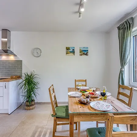 Lipa Korta - Family Apt, 15 Min Walk To Parentino & Pical Beaches 아파트