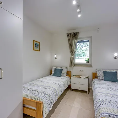 아파트 Lipa Korta - Family Apt, 15 Min Walk To Parentino & Pical Beaches