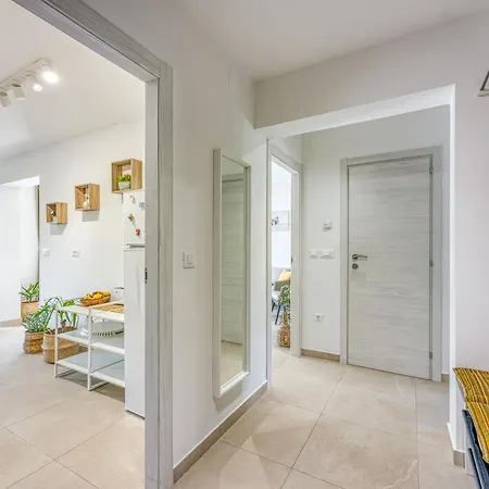 아파트 Lipa Korta - Family Apt, 15 Min Walk To Parentino & Pical Beaches 포레치