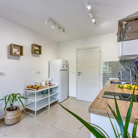 Lipa Korta - Family Apt, 15 Min Walk To Parentino & Pical Beaches *