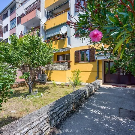 Lipa Korta - Family Apt, 15 Min Walk To Parentino & Pical Beaches Daire