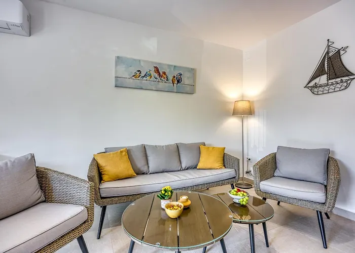 アパート Lipa Korta - Family Apt, 15 Min Walk To Parentino & Pical Beaches ポレッチ