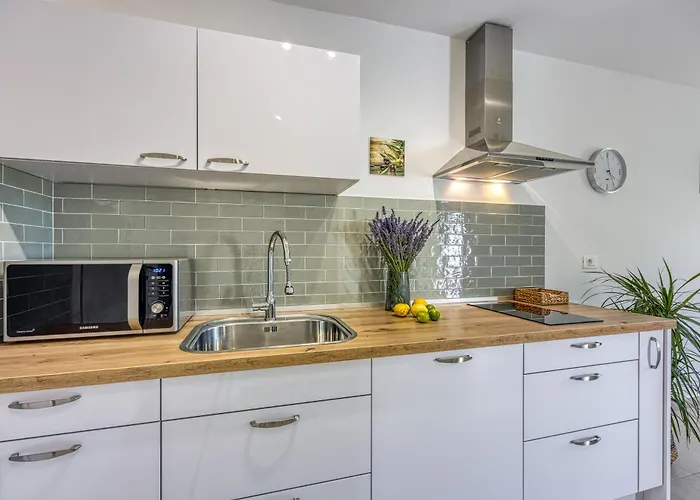 Lipa Korta - Family Apt, 15 Min Walk To Parentino & Pical Beaches アパート *