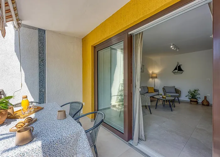 Lipa Korta - Family Apt, 15 Min Walk To Parentino & Pical Beaches