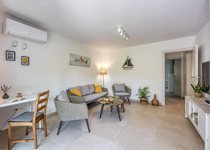 Lipa Korta - Family Apt, 15 Min Walk To Parentino & Pical Beaches アパート *