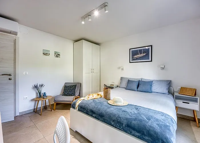 Lipa Korta - Family Apt, 15 Min Walk To Parentino & Pical Beaches アパート