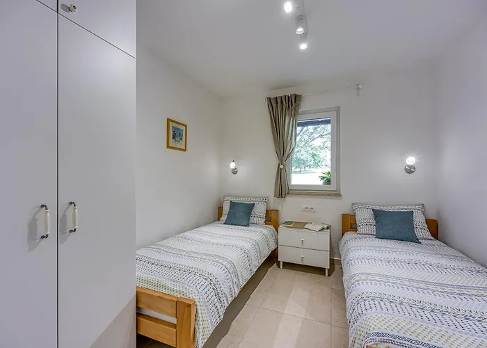 アパート Lipa Korta - Family Apt, 15 Min Walk To Parentino & Pical Beaches