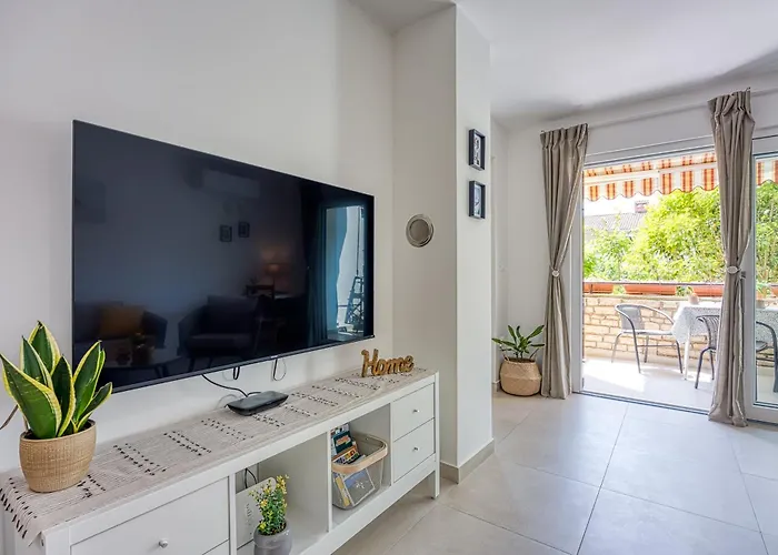 Lipa Korta - Family Apt, 15 Min Walk To Parentino & Pical Beaches