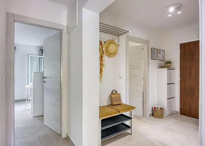 Lipa Korta - Family Apt, 15 Min Walk To Parentino & Pical Beaches アパート