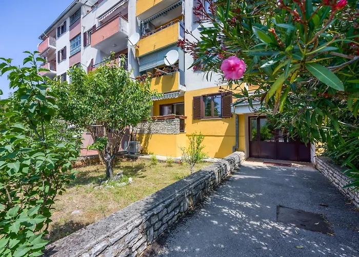 Lipa Korta - Family Apt, 15 Min Walk To Parentino & Pical Beaches アパート