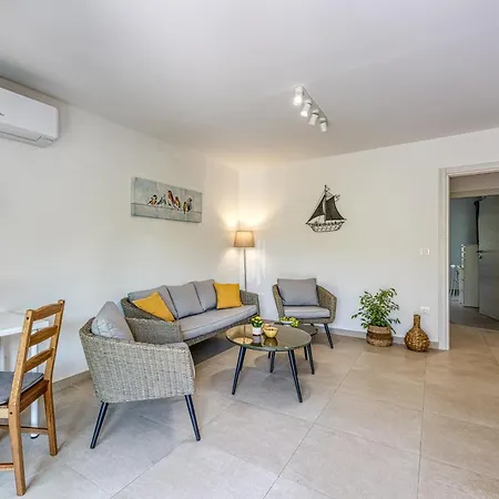 Lipa Korta - Family Apt, 15 Min Walk To Parentino & Pical Beaches Apartamento *