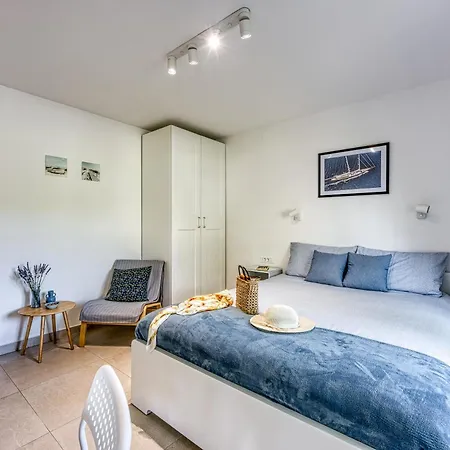 Lipa Korta - Family Apt, 15 Min Walk To Parentino & Pical Beaches Apartamento