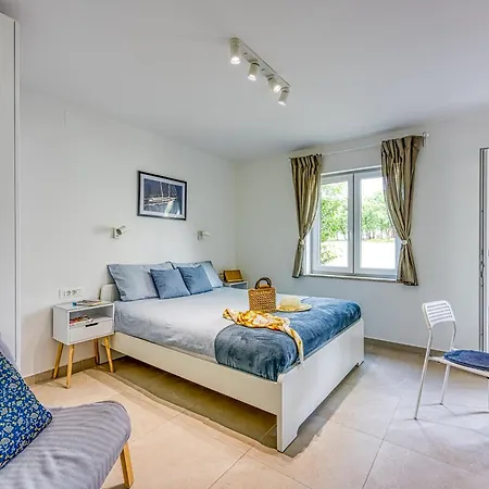 Lipa Korta - Family Apt, 15 Min Walk To Parentino & Pical Beaches Apartamento *