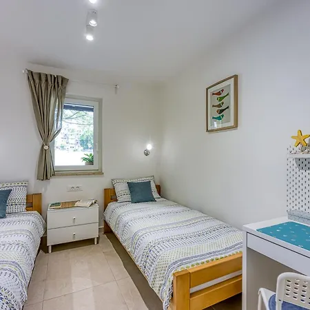 Lipa Korta - Family Apt, 15 Min Walk To Parentino & Pical Beaches *