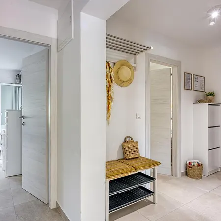 Lipa Korta - Family Apt, 15 Min Walk To Parentino & Pical Beaches Apartamento