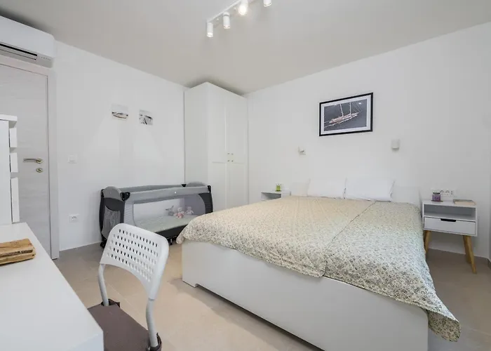 Lipa Korta - Family Apt, 15 Min Walk To Parentino & Pical Beaches Appartamento *