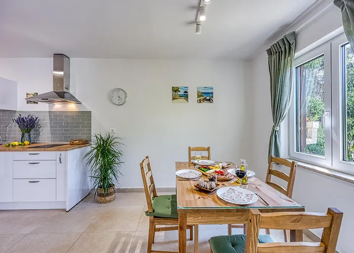 Lipa Korta - Family Apt, 15 Min Walk To Parentino & Pical Beaches Appartamento