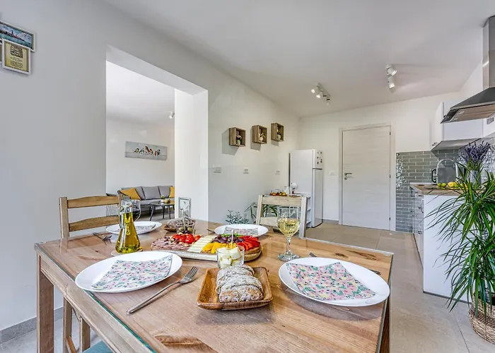 Lipa Korta - Family Apt, 15 Min Walk To Parentino & Pical Beaches Porec