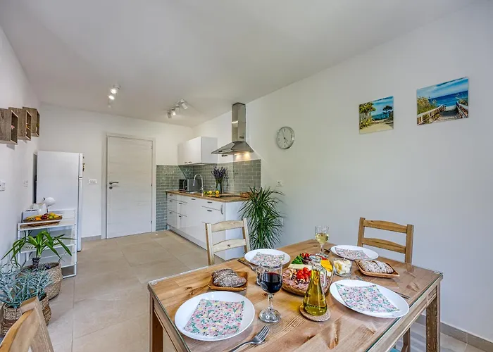 Lipa Korta - Family Apt, 15 Min Walk To Parentino & Pical Beaches * Porec