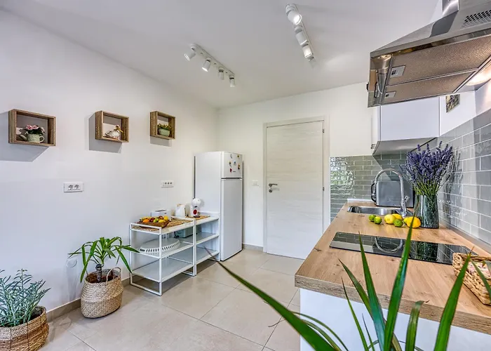 Lipa Korta - Family Apt, 15 Min Walk To Parentino & Pical Beaches *