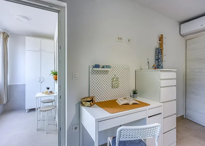 Lipa Korta - Family Apt, 15 Min Walk To Parentino & Pical Beaches Appartamento