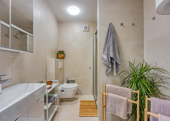 Lipa Korta - Family Apt, 15 Min Walk To Parentino & Pical Beaches Appartamento Porec